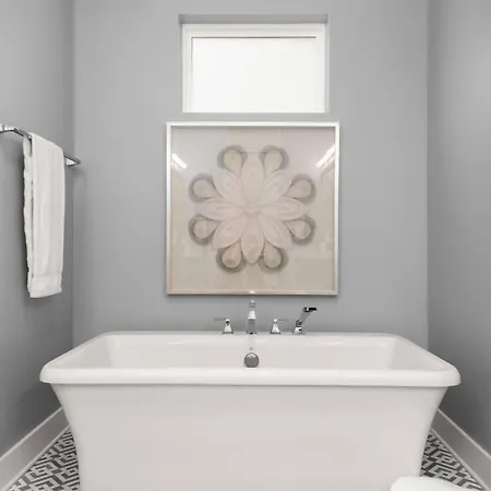 Holiday home Hill House | Walk To Gulch! Sauna, Hot Tub, Gym!