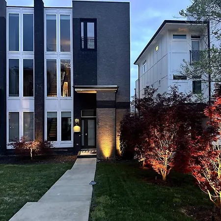Hill House | Walk To Gulch! Sauna, Hot Tub, Gym! Holiday home Nashville