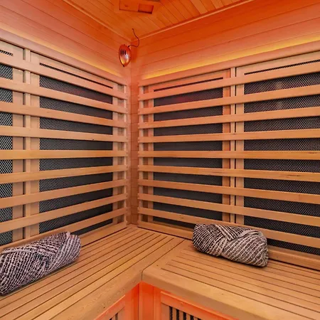 Holiday home Hill House | Walk To Gulch! Sauna, Hot Tub, Gym! *