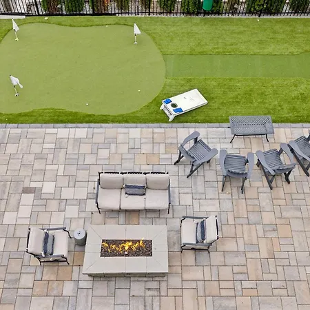 Holiday home 2mi Downtown Hot Tub Balcony 4 King Beds Nashville