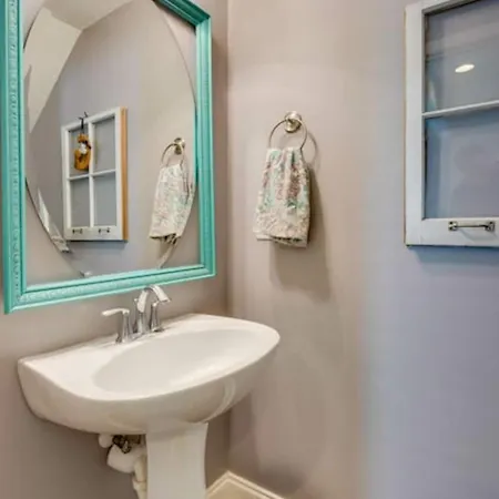 Cheerful In Hip Westmeade! Holiday home *