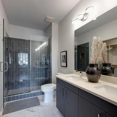 Records - 4 Units - Pool & Gym - Mins To Broadway