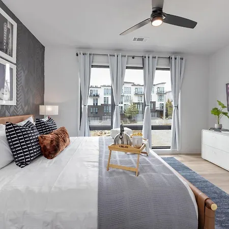 Holiday home Records - 4 Units - Pool & Gym - Mins To Broadway