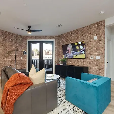 Holiday home Records - 4 Units - Pool & Gym - Mins To Broadway