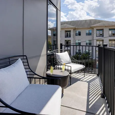 Holiday home Records - 4 Units - Pool & Gym - Mins To Broadway *