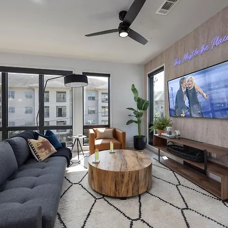Records - 4 Units - Pool & Gym - Mins To Broadway *