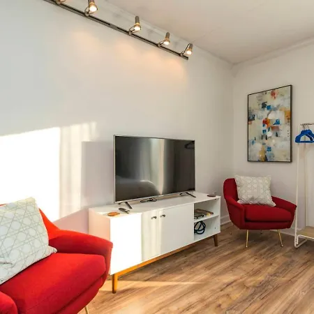 Holiday home Two On Music Row That Sleeps 14 With Pool And Parking *