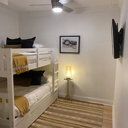 Two On Music Row That Sleeps 14 With Pool And Parking Holiday home