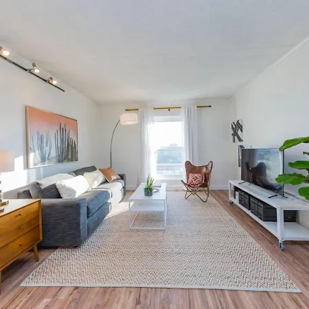 Two On Music Row That Sleeps 14 With Pool And Parking