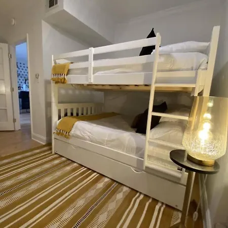 Two On Music Row That Sleeps 14 With Pool And Parking Holiday home *