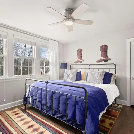 Charm - Private Rooftop Deck Holiday home Nashville
