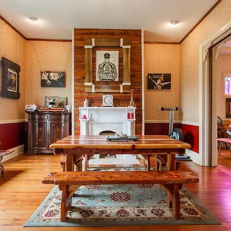 Eclectic Pet Friendly In East Holiday home