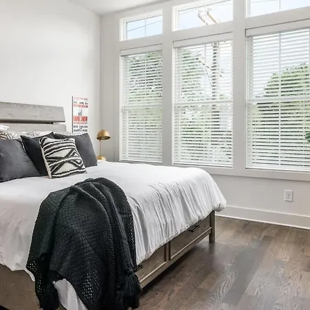 3 Story Townhome In East Holiday home *