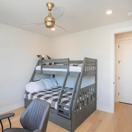 4 Bdr For 12 W Rooftop Deck & Firepit Holiday home *