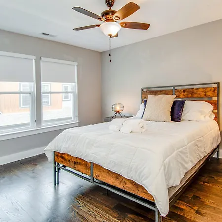 Couple Townhome Getaway Near East Nashville
