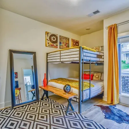 Beautiful Balcony Sleeps 12 4 Miles From Broadway Holiday home