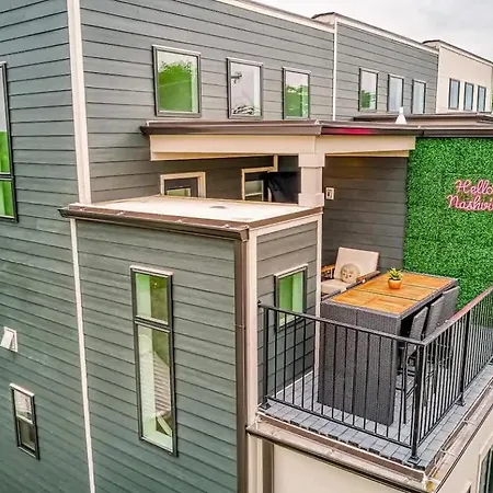 Beautiful Balcony Sleeps 12 4 Miles From Broadway *