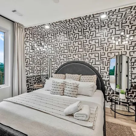 Penthouse View Flat Modern Design With Balcony * Nashville