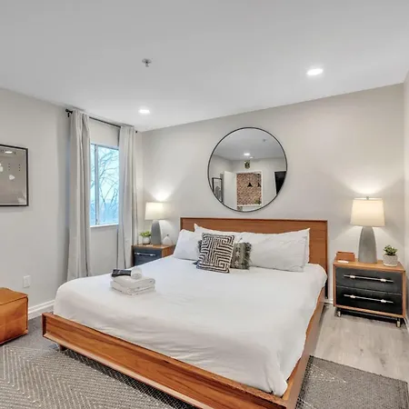2 Bdr Riverfront Living In Downtown Holiday home