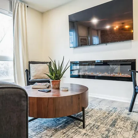 2 Bdr Riverfront Living In Downtown Holiday home