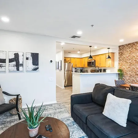 Holiday home 2 Bdr Riverfront Living In Downtown