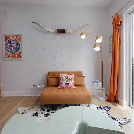 Dolly's Disco - Stylish 2 Bdr Nashville