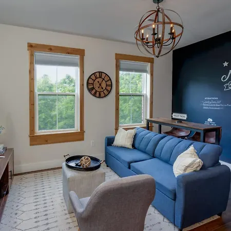Charming Historic Loft Near Centennial Park *