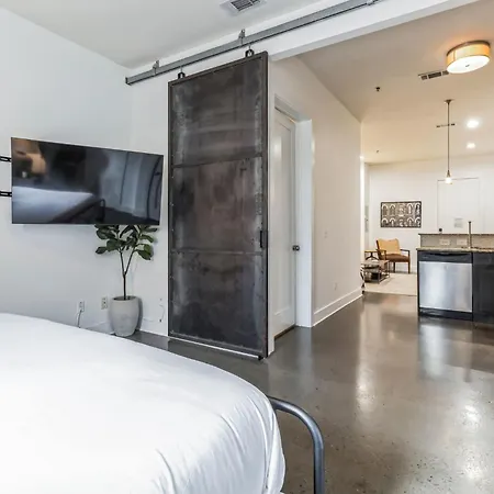 Centennial Park Near Broadway Sleeps 4 Holiday home *