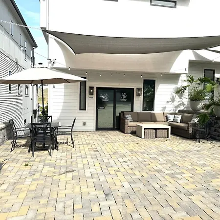 2mi Downtown Hot Tub Balcony 4 King Beds Holiday home