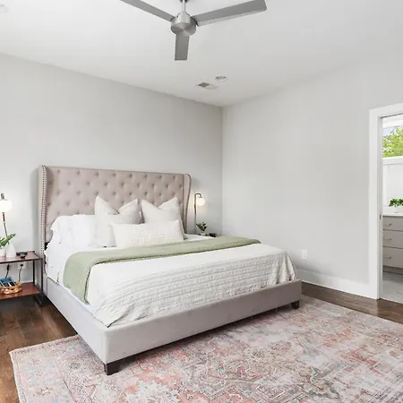 Modern Luxury With Rooftop Deck, 3 Mi To Downtown Holiday home Nashville