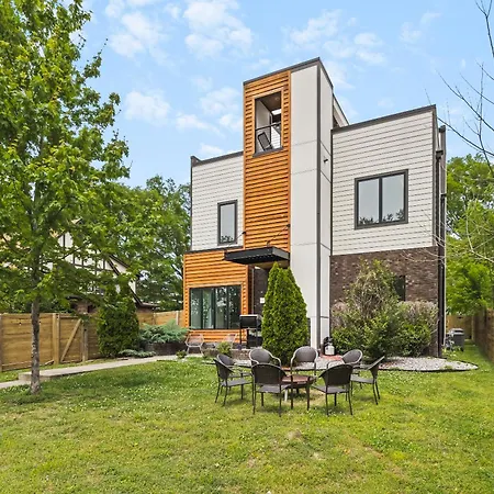 Holiday home Modern Luxury With Rooftop Deck, 3 Mi To Downtown Nashville