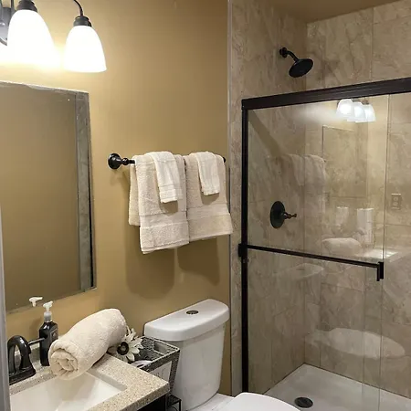 Villa & Cozy Location 10 Minutes From Downtown *