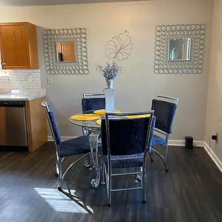 & Cozy Location 10 Minutes From Downtown Villa