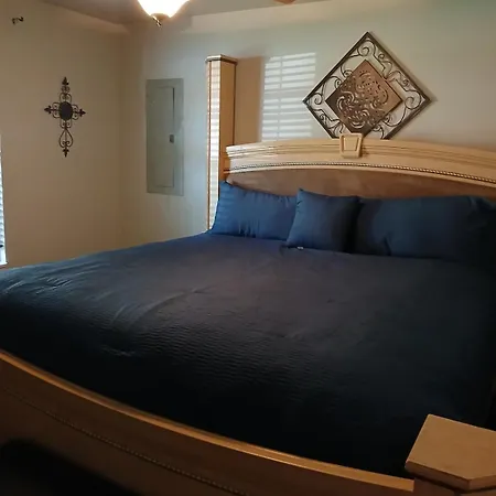 & Cozy Location 10 Minutes From Downtown *