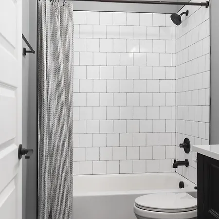 Apartment With Free Parking, 3 Mi Downtown & Stadium, By Coffee