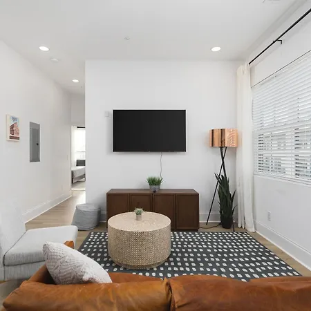With Free Parking, 3 Mi Downtown & Stadium, By Coffee Apartment