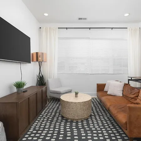 Apartment With Free Parking, 3 Mi Downtown & Stadium, By Coffee