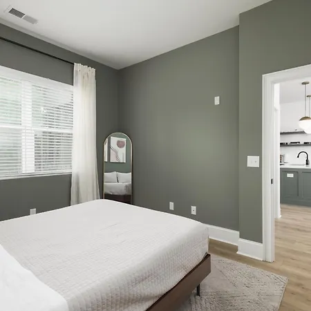 With Free Parking, 3 Miles Downtown, Near Restaurants Apartment Nashville