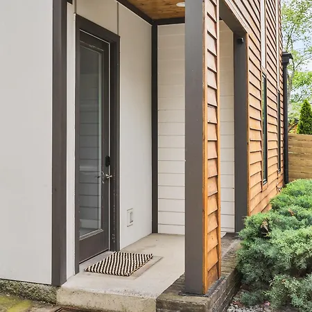 Modern Luxury With Rooftop Deck, 3 Mi To Downtown Holiday home *