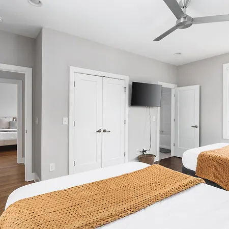 Modern Luxury With Rooftop Deck, 3 Mi To Downtown *