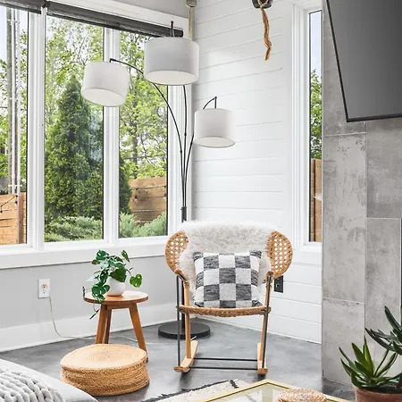 Modern Luxury With Rooftop Deck, 3 Mi To Downtown Holiday home *