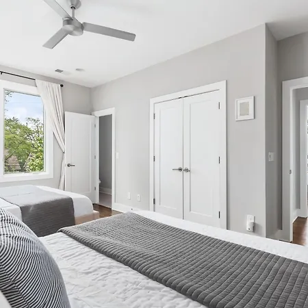 Modern Luxury With Rooftop Deck, 3 Mi To Downtown Holiday home