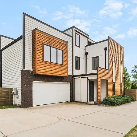 Modern Luxury With Rooftop Deck, 3 Mi To Downtown Holiday home *