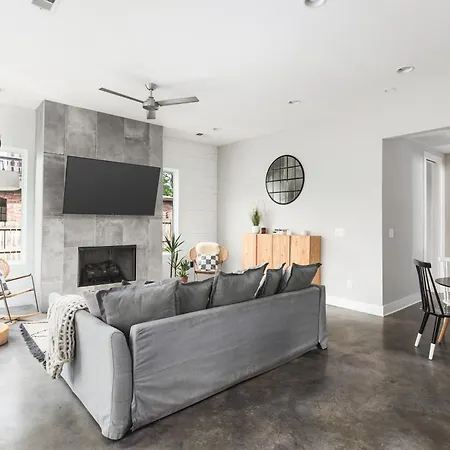 Modern Luxury With Rooftop Deck, 3 Mi To Downtown Holiday home