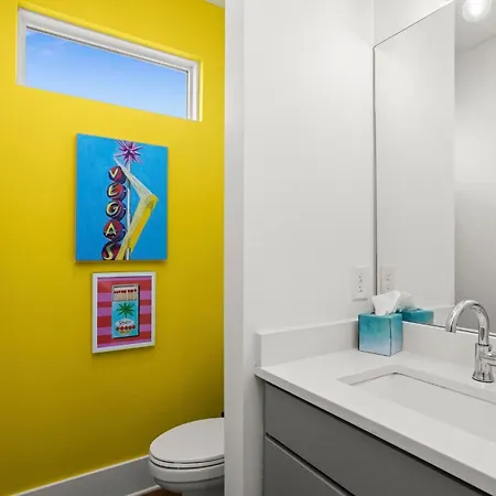 Pop Art Retreat On Legendary 8th - Walk Everywhere