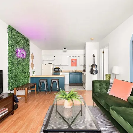 Cozy Midtown Location Walkable