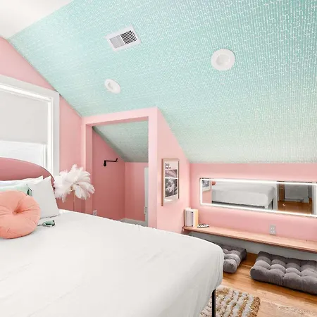 The Dolly House On Music Row - 7br - Sleeps 22 Holiday home Nashville