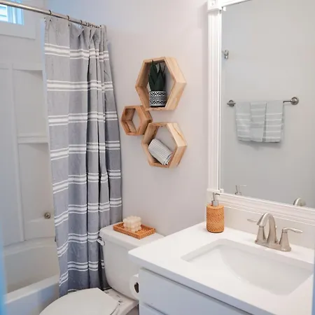 The Teal Door Cottage-spacious With Kingsuite *