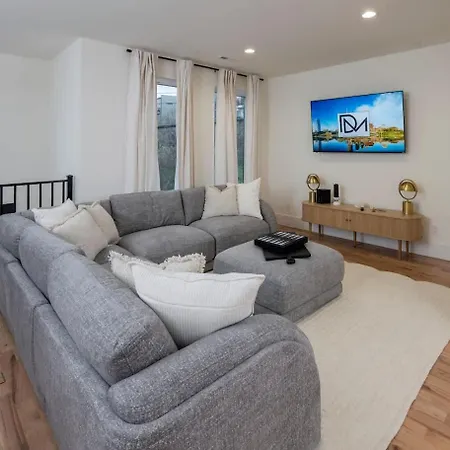 Holiday home New Luxury With Rooftop Heated Pool-sleeps 12 Nashville