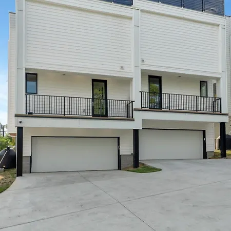 New Luxury With Rooftop Heated Pool-sleeps 12 Holiday home Nashville